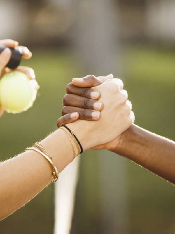 zwei Menschen geben sich die Hand, die andere hält einen Tennisschläger