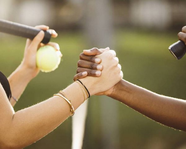 zwei Menschen geben sich die Hand, die andere hält einen Tennisschläger