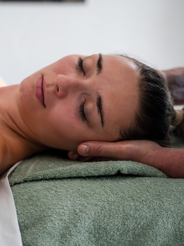 Eine entspannende Kopfmassage für einen Gast im Wellnessbereich des Hotels Vier Jahreszeiten am Schluchsee.