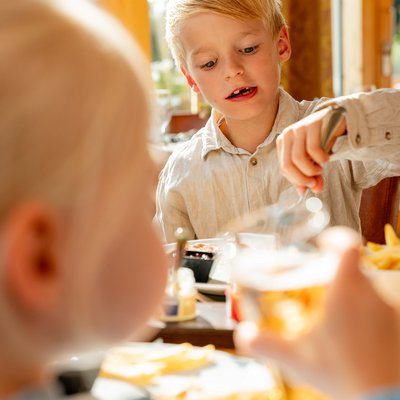 Kinder genießen sichtlich ihr Getränk und die helle Atmosphäre im Hotel Vier Jahreszeiten am Schluchsee.