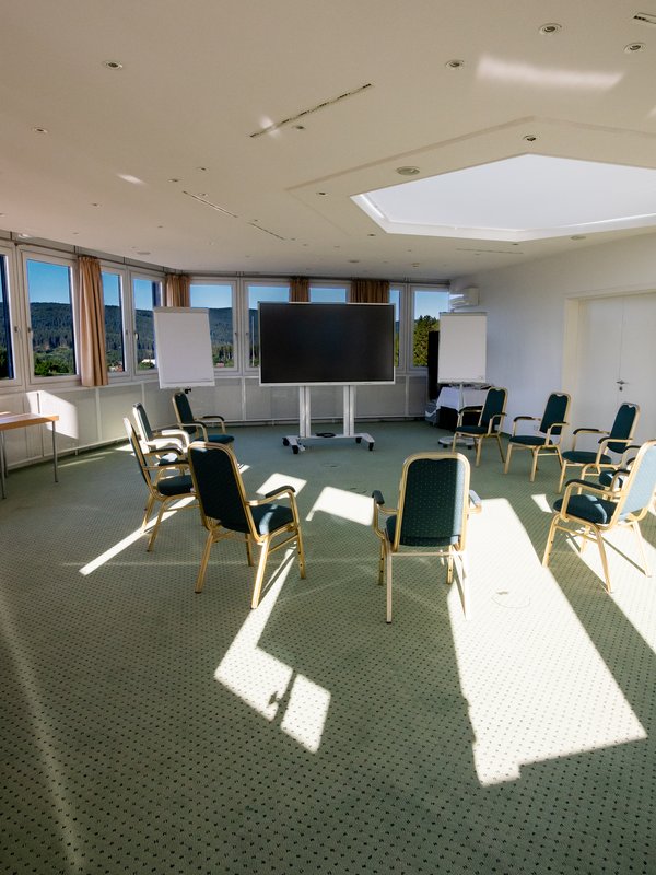 Tagungsraum mit Großbildschirm im Schattenspiel