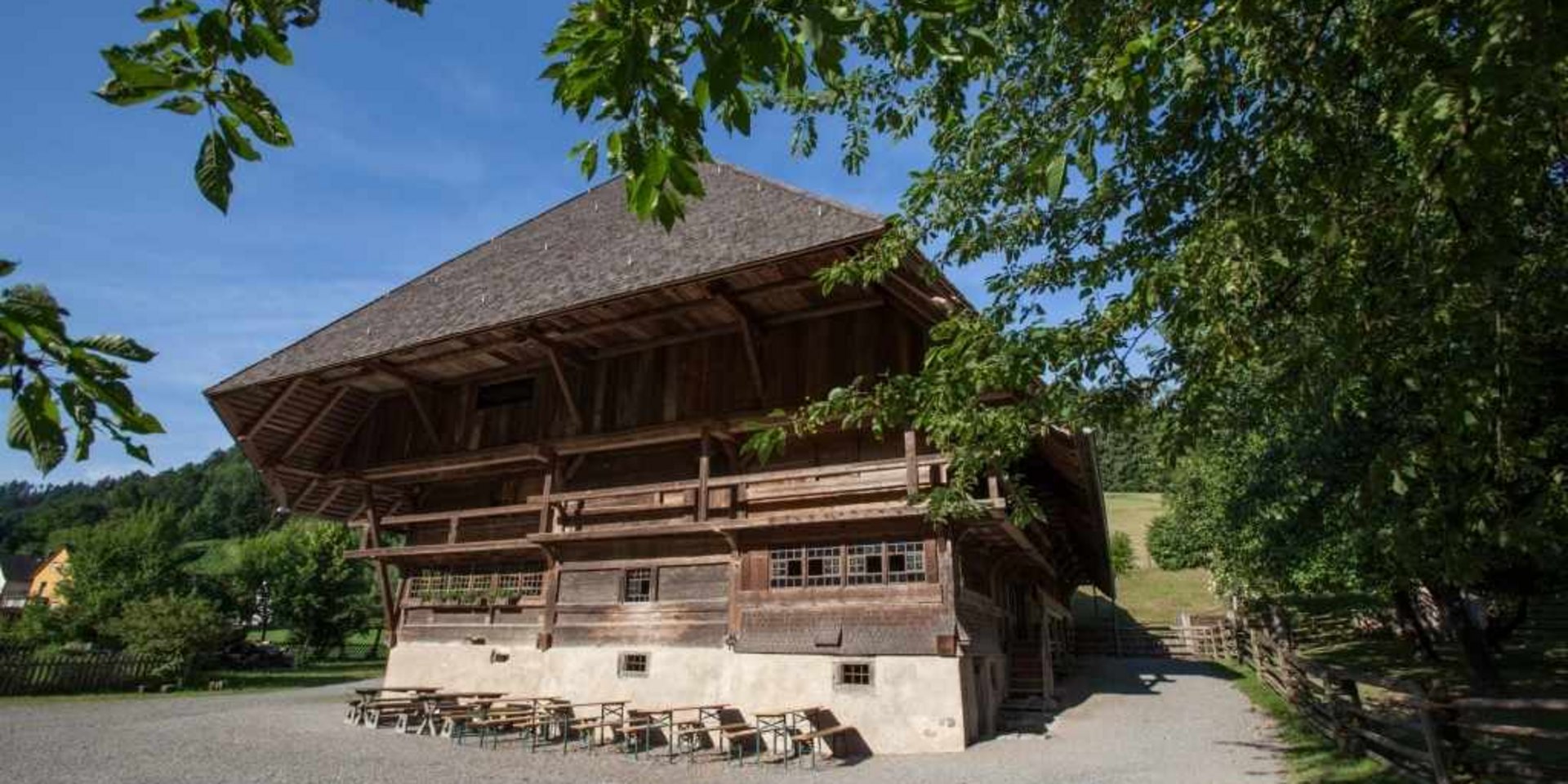 Großes, historisches Schwarzwaldhaus mit ausladendem Dach im Freilichtmuseum.