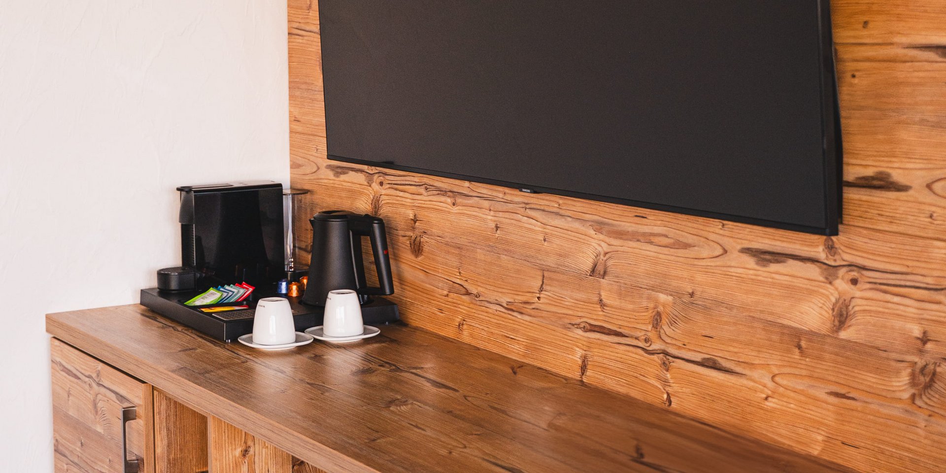 Moderner Schreibtisch aus Naturholz mit Flat-TV in einem der Gästezimmer im Hotel Vier Jahreszeiten am Schluchsee.