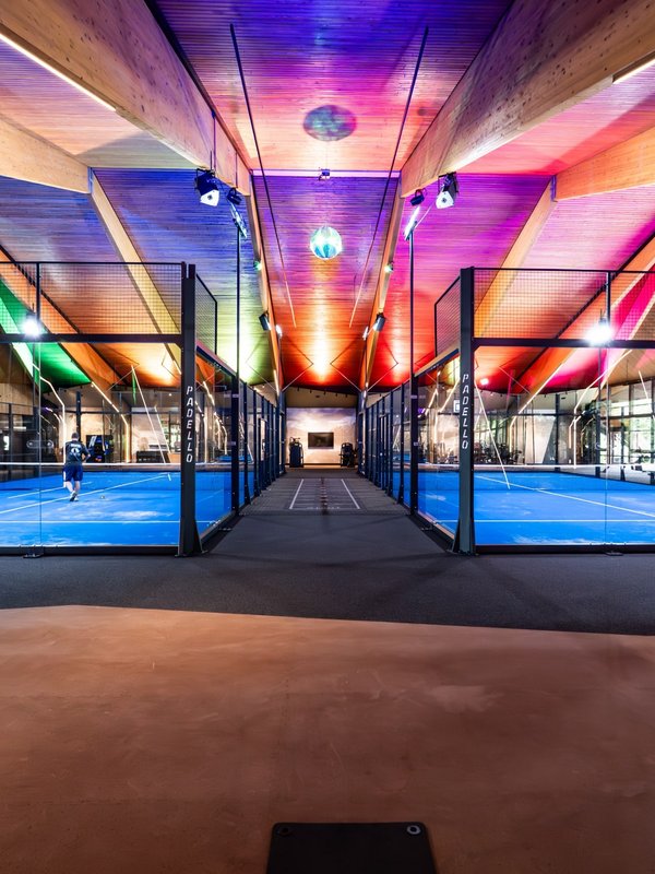 Panorama-Ansicht der bunt beleuchteten Indoor-Sportwelt im Hotel Vier Jahreszeiten am Schluchsee.