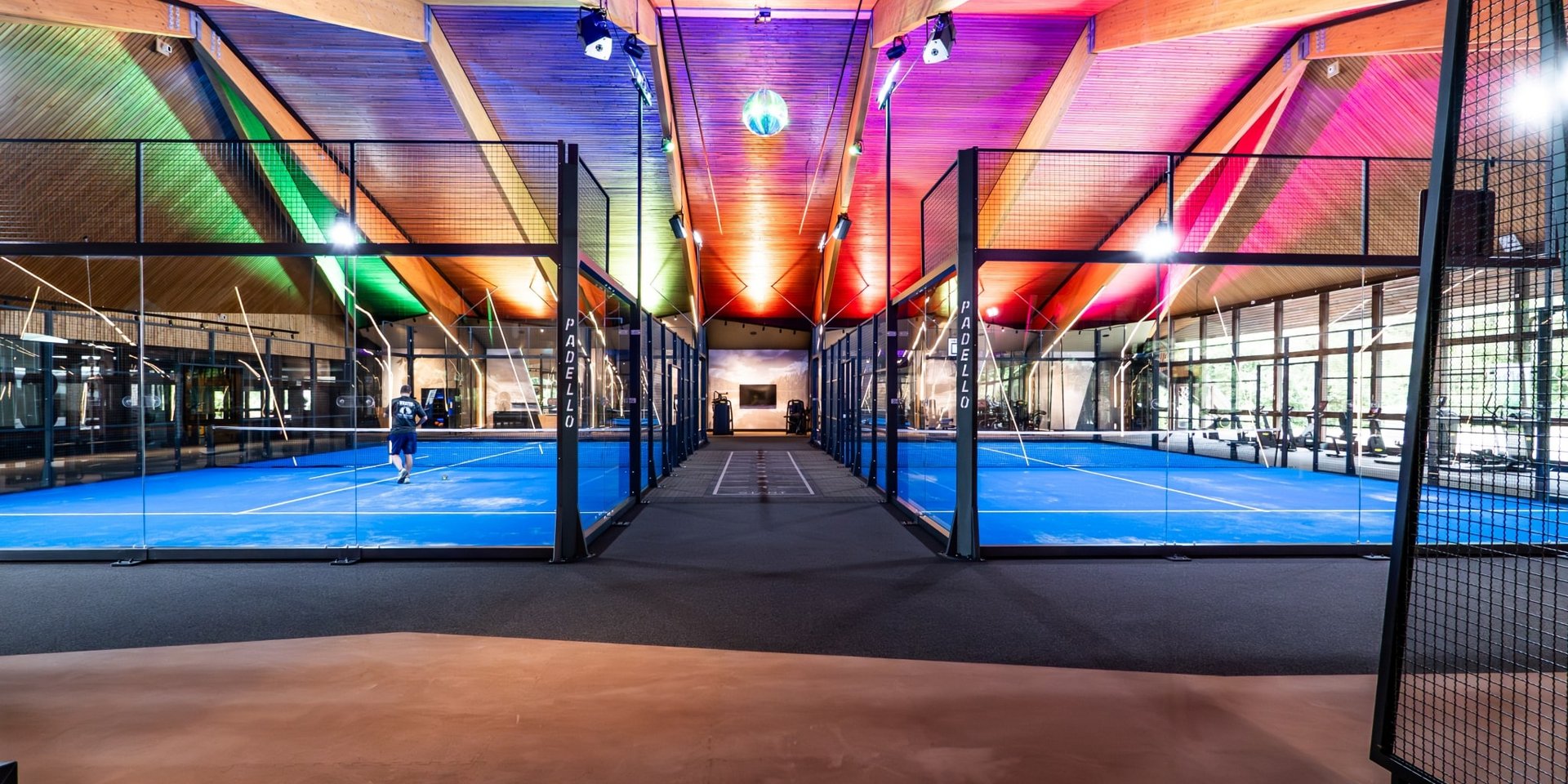 Panorama-Ansicht der bunt beleuchteten Indoor-Sportwelt im Hotel Vier Jahreszeiten am Schluchsee.