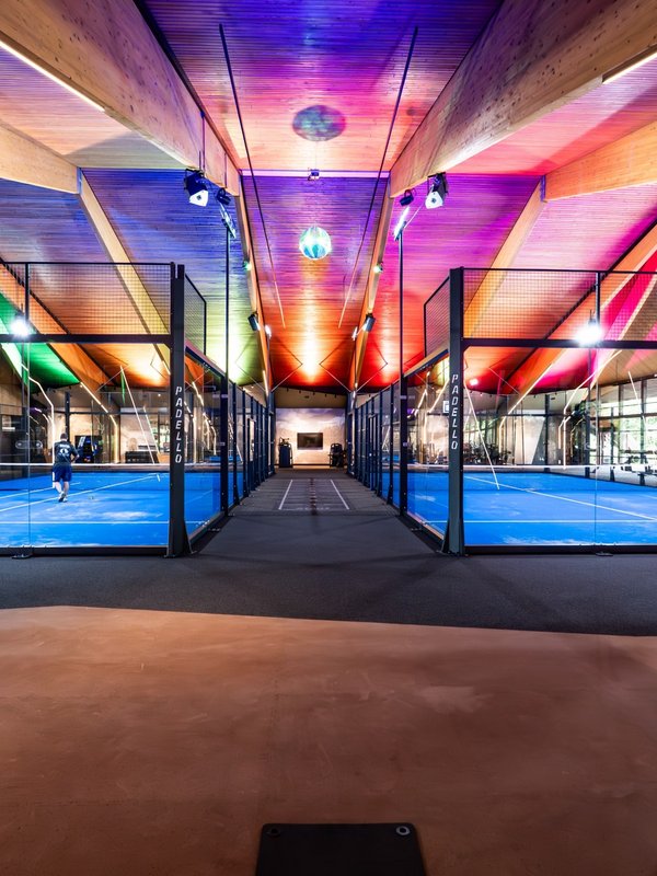 Panorama-Ansicht der bunt beleuchteten Indoor-Sportwelt im Hotel Vier Jahreszeiten am Schluchsee.