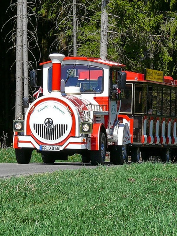 Die rote Panoramabahn „Zäpfle-Bähnle“ fährt Gäste durch die malerische Landschaft rund um den Schluchsee.