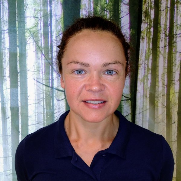 Porträtaufnahme von Evija Zubina, Mitarbeiterin im Yoga-Team des Hotels Vier Jahreszeiten am Schluchsee.