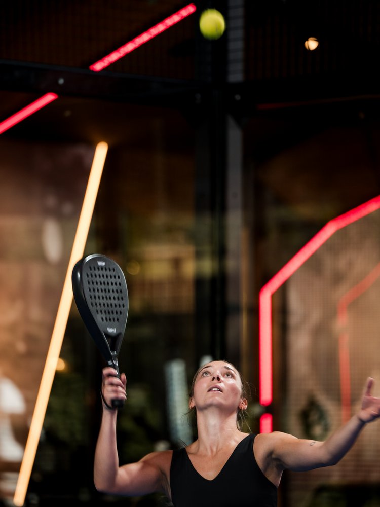 Voller Einsatz beim Padel: Eine Sportlerin schlägt den Ball in der modernen Indoor-Anlage am Schluchsee.