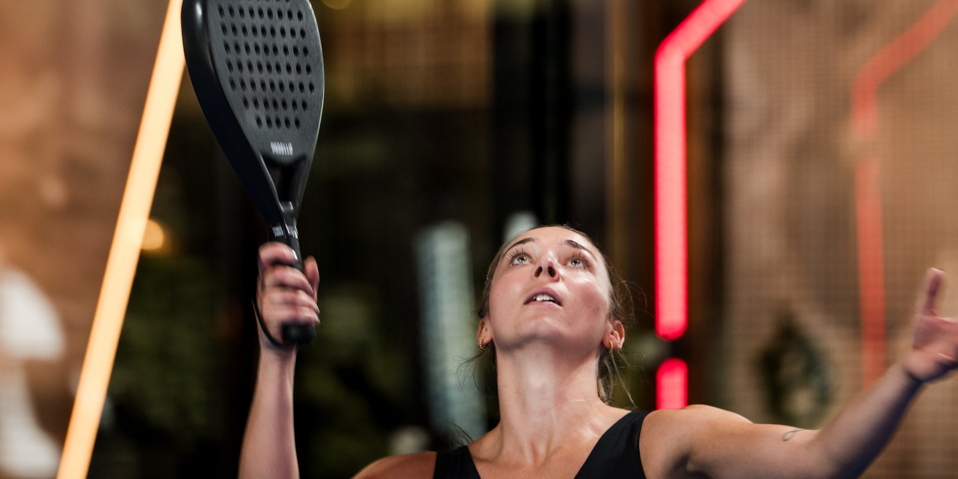 Voller Einsatz beim Padel: Eine Sportlerin schlägt den Ball in der modernen Indoor-Anlage am Schluchsee.