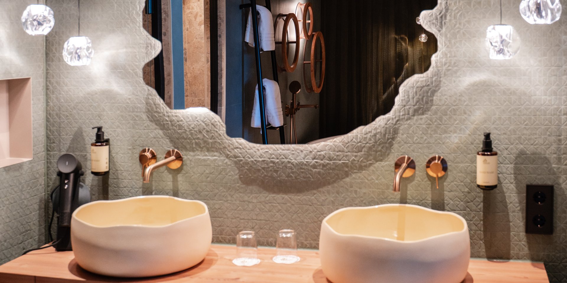 Waschtisch im Badezimmer mit dekorativem Spiegel in der Spa Suite