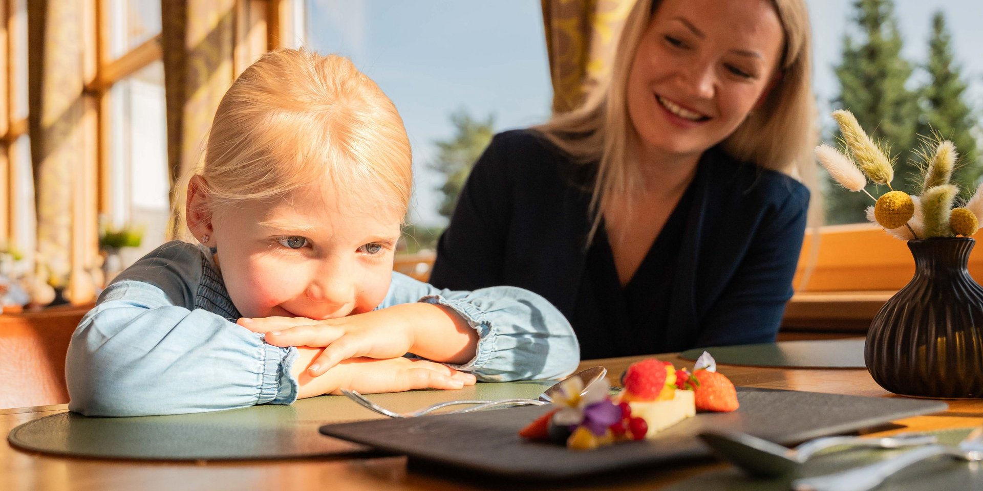 Gemeinsame Familienzeit beim Essen im lichtdurchfluteten Restaurant des Hotels Vier Jahreszeiten am Schluchsee.