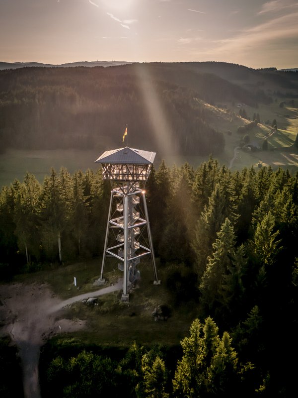 Luftaufnahme des Riesenbühlturms bei Sonnenuntergang, ein beliebtes Ausflugsziel nahe dem Hotel am Schluchsee.