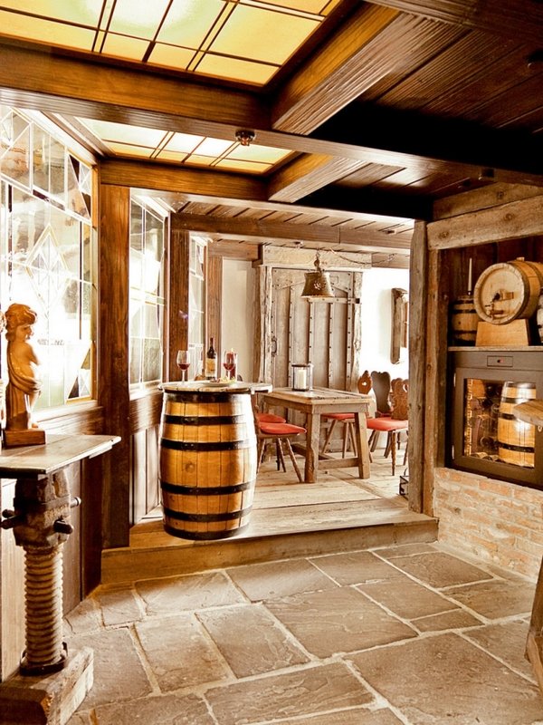 Ein Blick in den rustikalen und gut sortierten Weinkeller des Hotels Vier Jahreszeiten am Schluchsee.