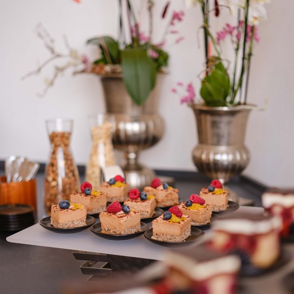 Buffet-Arrangement mit kleinen Gebäckstücken und Blumendekoration im Veranstaltungsbereich des Hotels Vier Jahreszeiten im Schwarzwald.