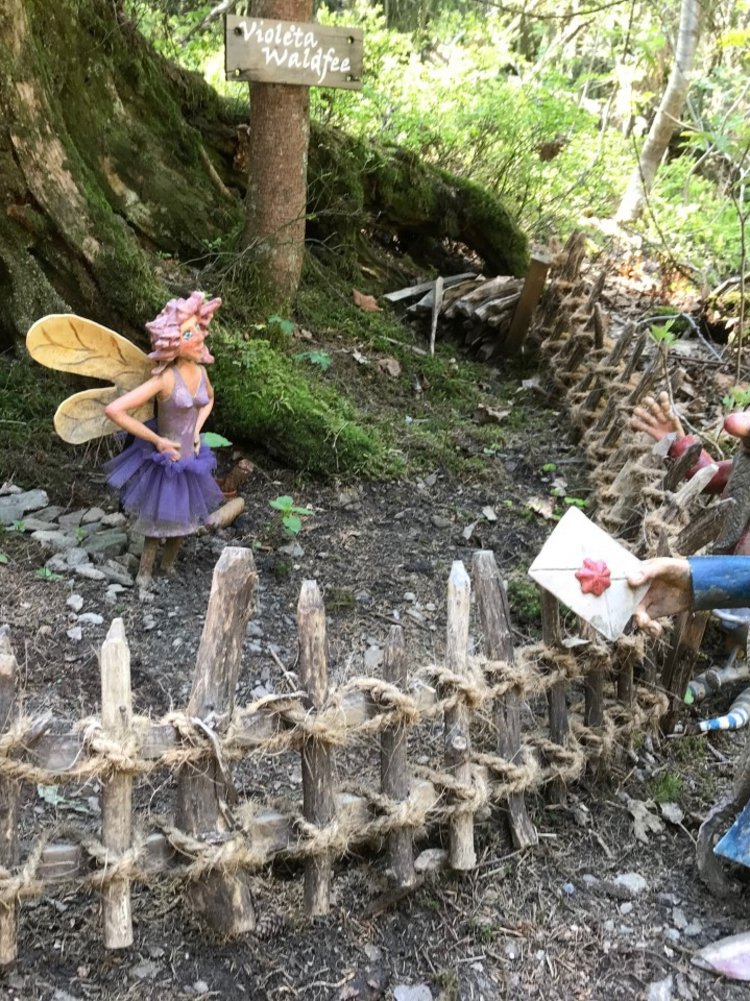 Liebevoll gestaltete Zwergenfiguren am Wichtelpfad – ein Highlight für Kinder im Schwarzwald.
