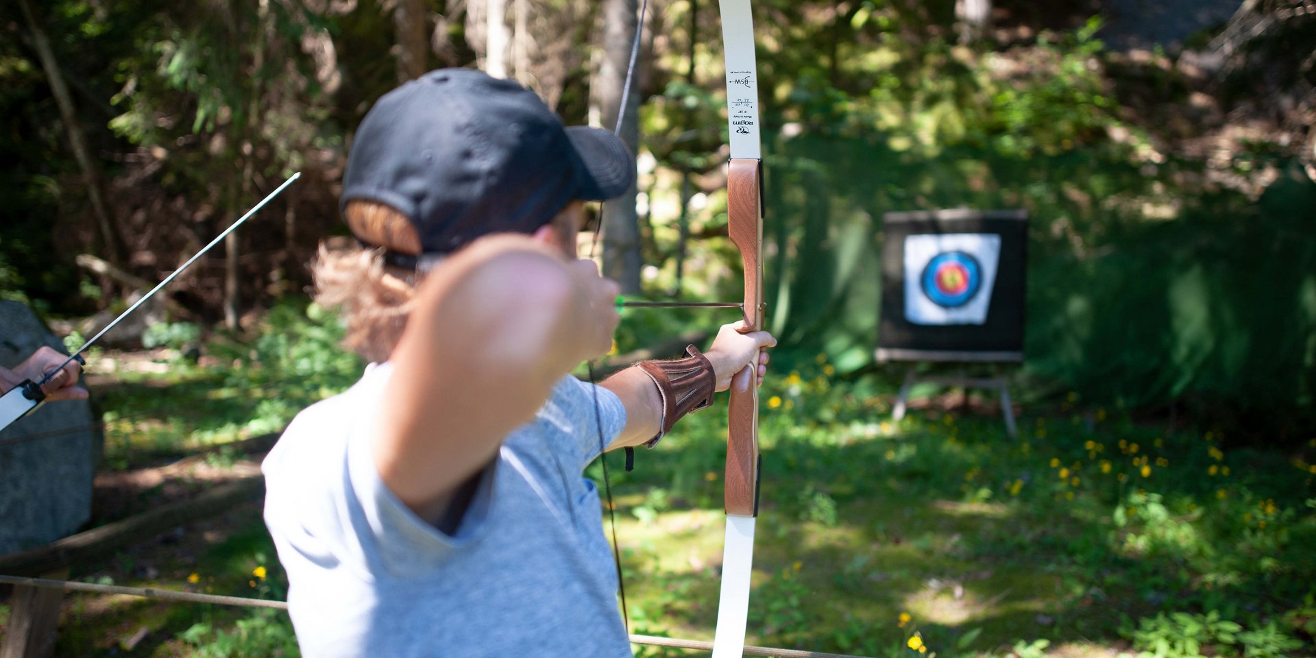 Mann beim Bogenschießen