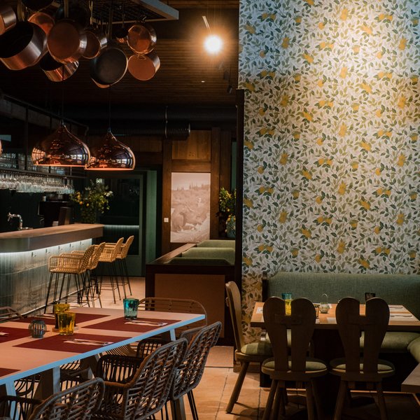 Blick auf eine dekorative Wand mit floralem Muster und passender Bestuhlung im Lucia.