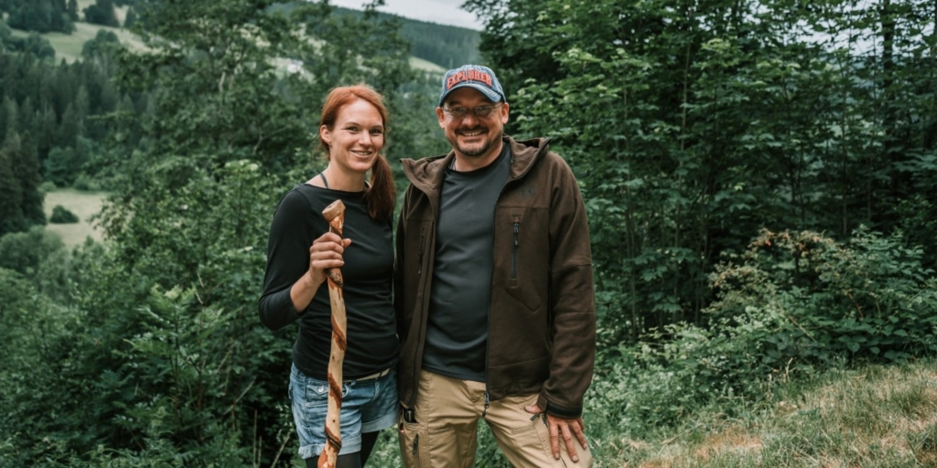 Ein Paar arbeitet gemeinsam an einem Holzprojekt während eines Kreativ-Workshops im Schwarzwald.