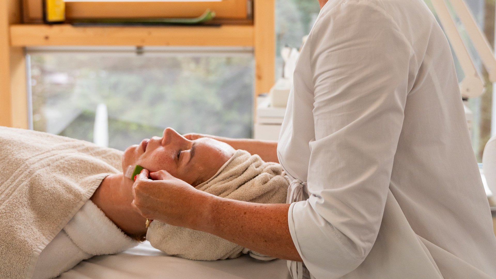 Sanfte Aloe Vera Gesichtsbehandlung bei einem Gast im Hotel Vier Jahreszeiten.