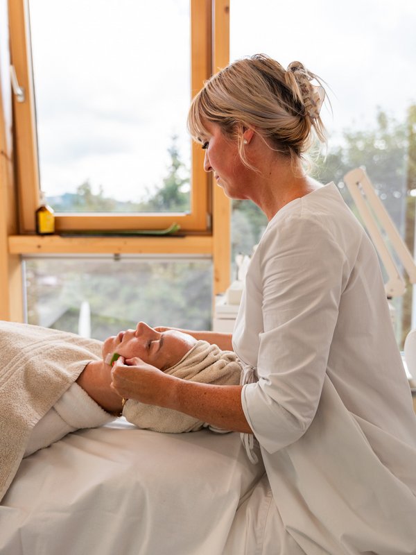 Sanfte Aloe Vera Gesichtsbehandlung bei einem Gast im Hotel Vier Jahreszeiten.