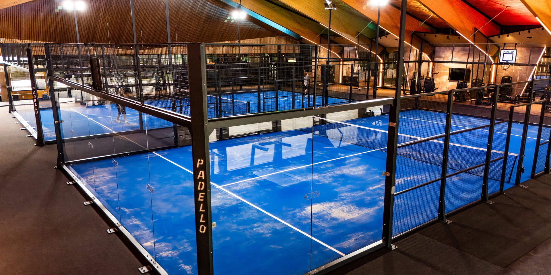 Panorama-Ansicht der professionell ausgeleuchteten Indoor-Padel-Plätze am Schluchsee.
