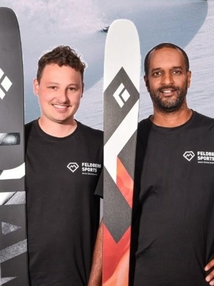 Zwei lächelnde Mitarbeiter des Teams von Feldberg Sports im Schwarzwald.