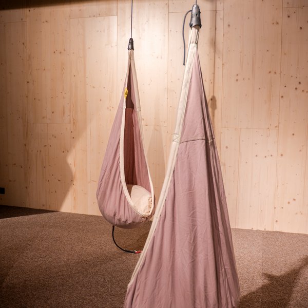 Gemütliche Hängesessel in Tropfenform bieten Rückzugsmöglichkeiten in der Spielhalle des Hotels Vier Jahreszeiten am Schluchsee.