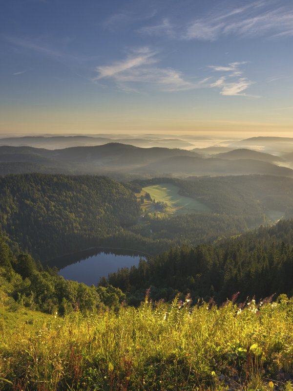 Ein See versinkt hinter den Hügeln 