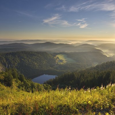 Ein See versinkt hinter den Hügeln 