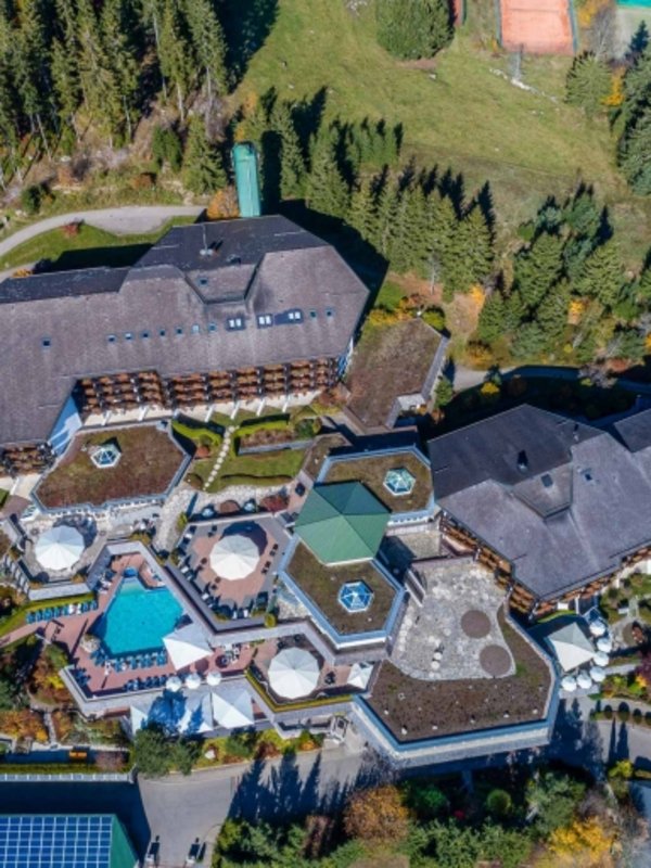 Beeindruckende Luftaufnahme der weitläufigen Hotelanlage des Hotels Vier Jahreszeiten am Schluchsee.
