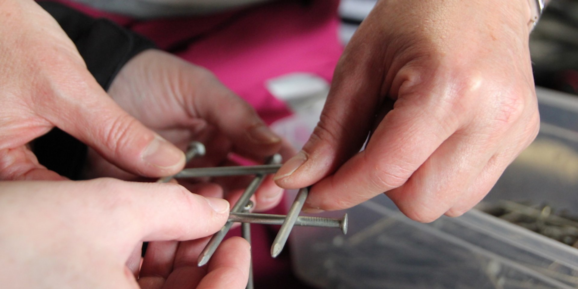 Mehrere Hände halten Nägel übereinander - Schwarzwaldgaudi