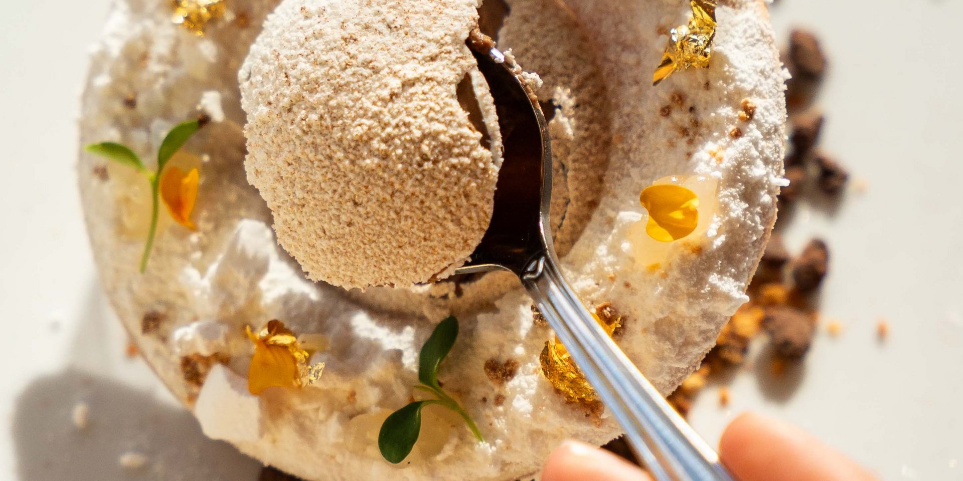 Detailaufnahme eines cremigen Desserts mit Schokoladenelementen und Beeren.