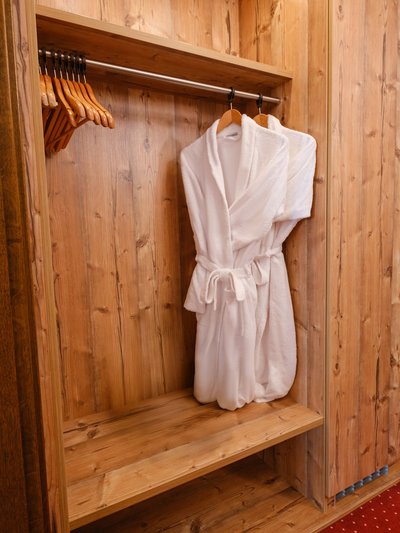 Flauschiger Bademantel im Kleiderschrank vom Hotel Vier Jahreszeiten für Wellnessgäste.