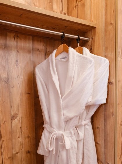 Flauschiger Bademantel im Kleiderschrank vom Hotel Vier Jahreszeiten für Wellnessgäste.