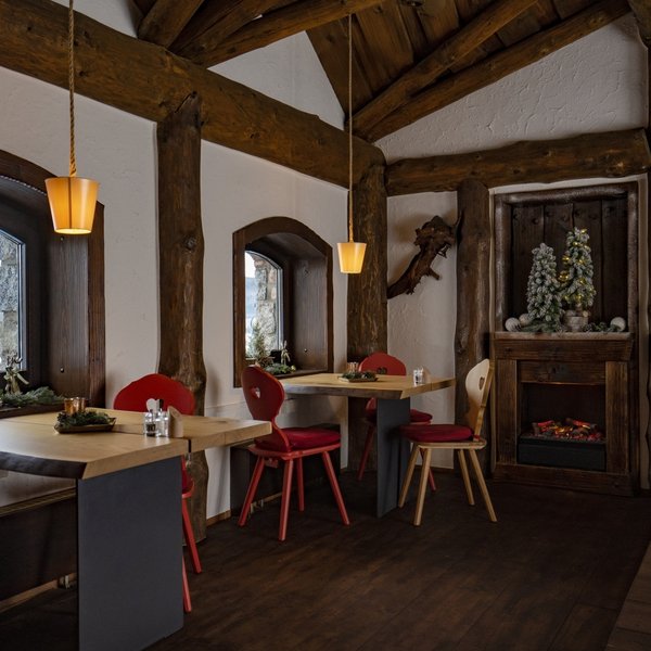 Blick in die urige, holzgetäfelte Gaststube Schwiitzer Stuebli im Hotel Vier Jahreszeiten am Schluchsee.