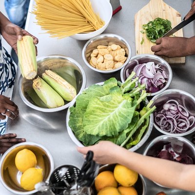 viele verschiedene Zutaten auf einem Tisch 