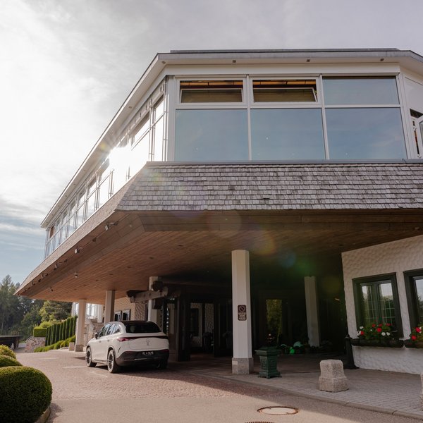 Moderner Eingangsbereich und Architektur des Hotels Vier Jahreszeiten am Schluchsee.