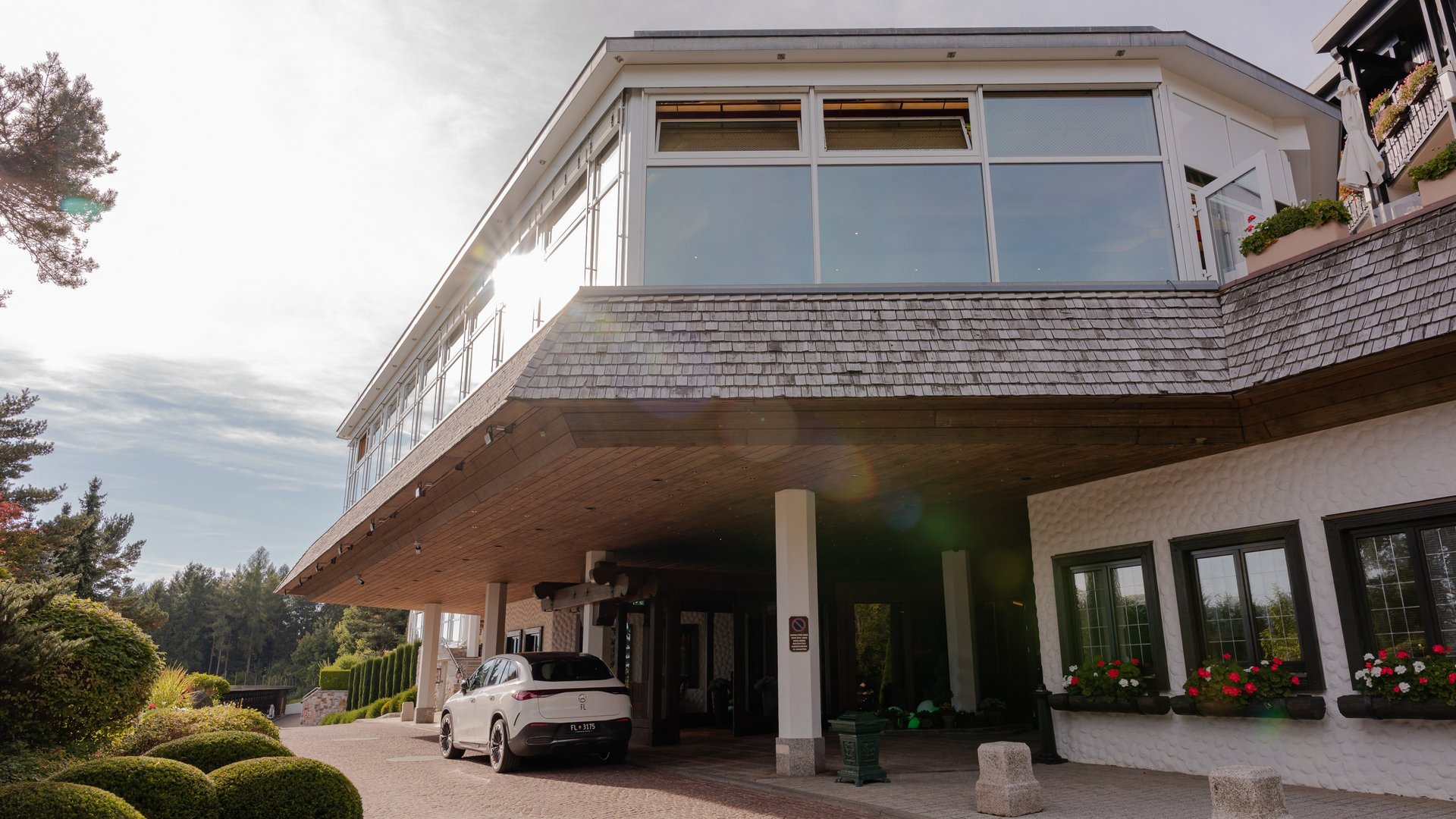 Moderner Eingangsbereich und Architektur des Hotels Vier Jahreszeiten am Schluchsee.