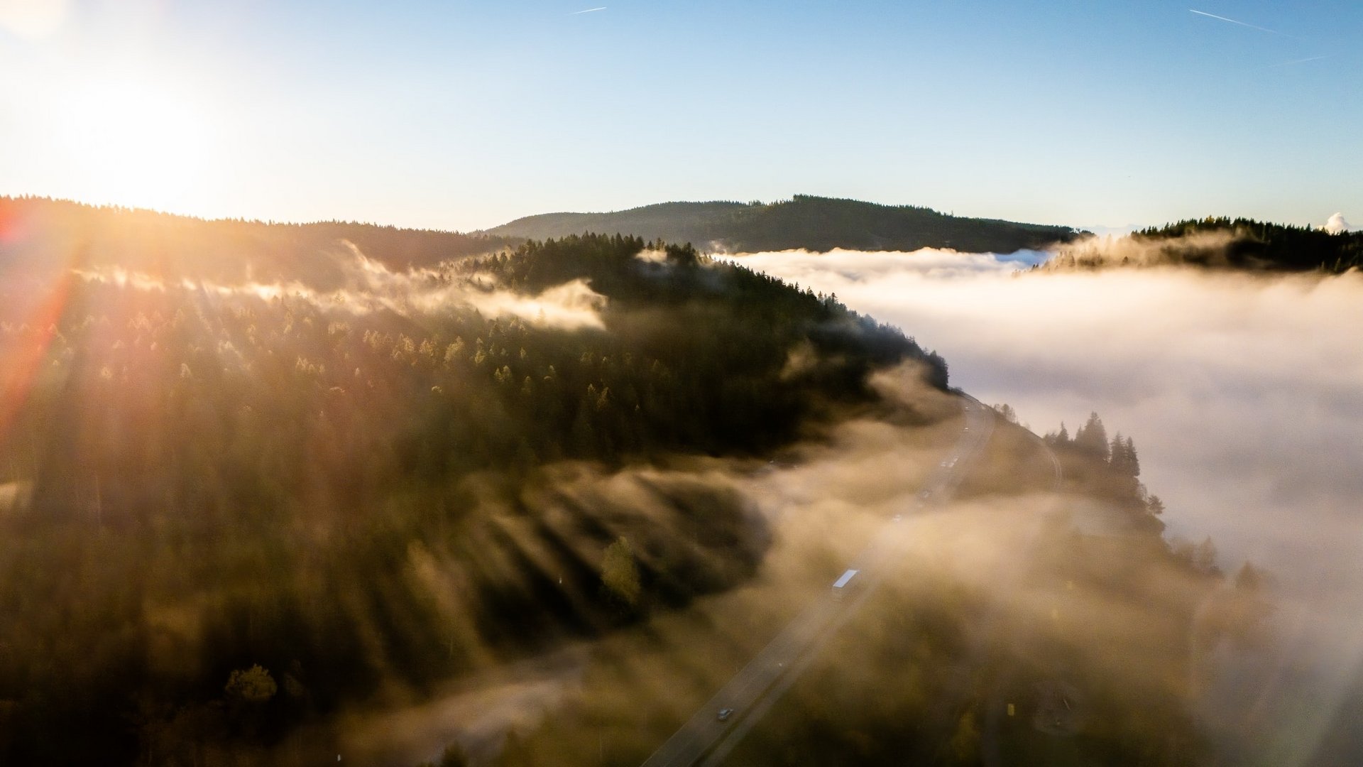 Blick über das Nebelmeer in den Tälern des Schwarzwaldes bei Sonnenaufgang.