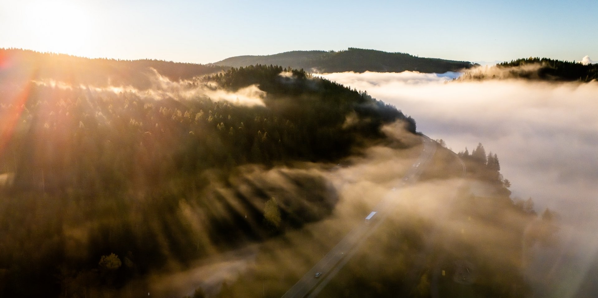 Blick über das Nebelmeer in den Tälern des Schwarzwaldes bei Sonnenaufgang.