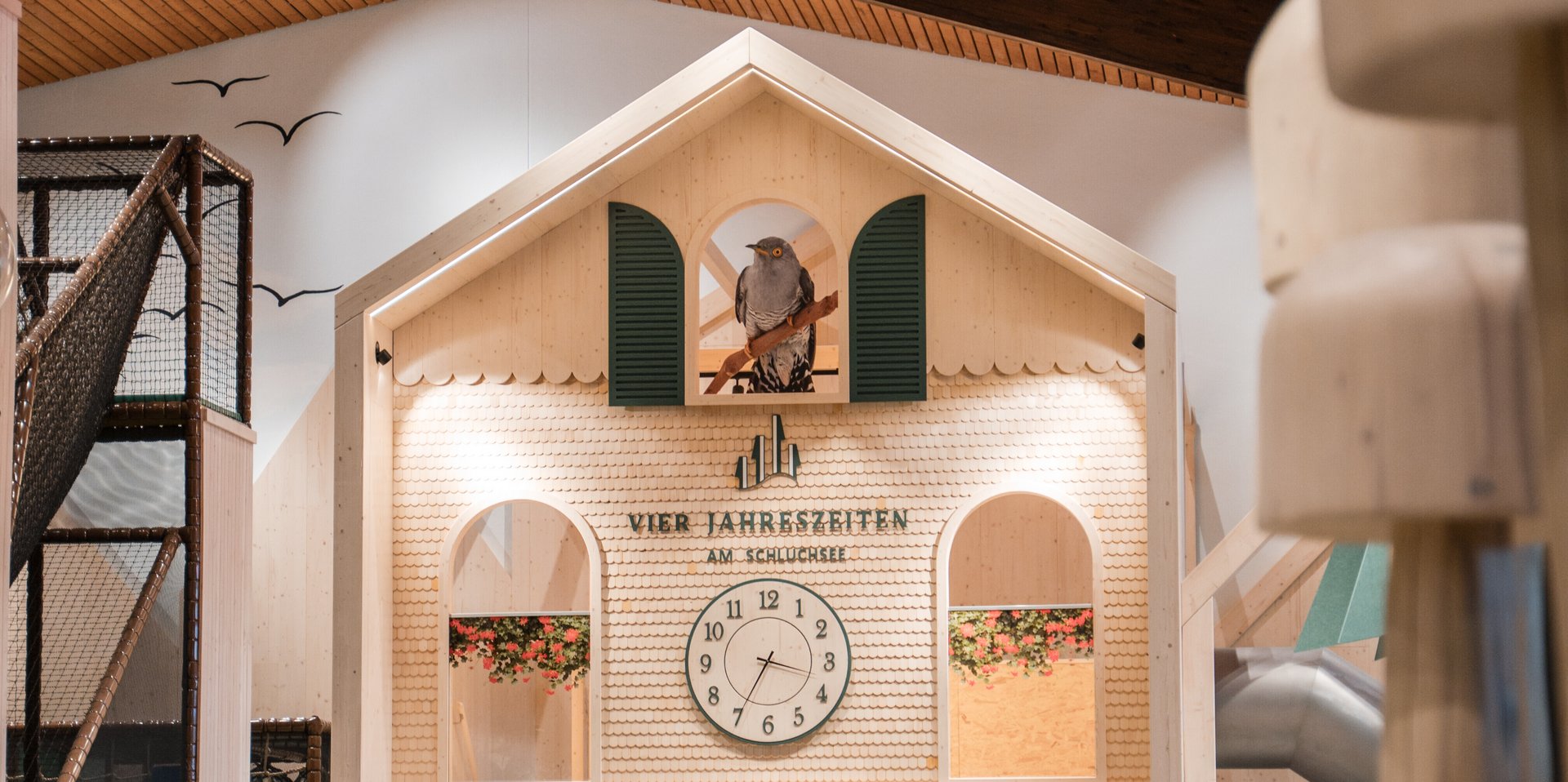 Blick in den Abenteuerbereich der Spielhalle mit Brücken und Klettergerüsten im Hotel Vier Jahreszeiten im Schwarzwald.