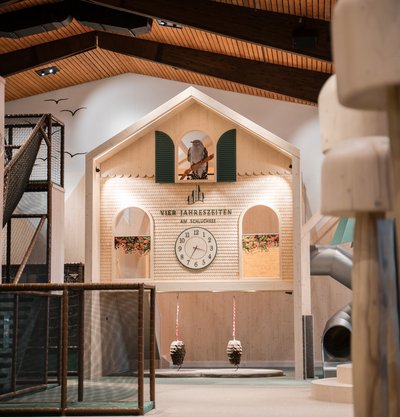 Blick in den Abenteuerbereich der Spielhalle mit Brücken und Klettergerüsten im Hotel Vier Jahreszeiten im Schwarzwald.