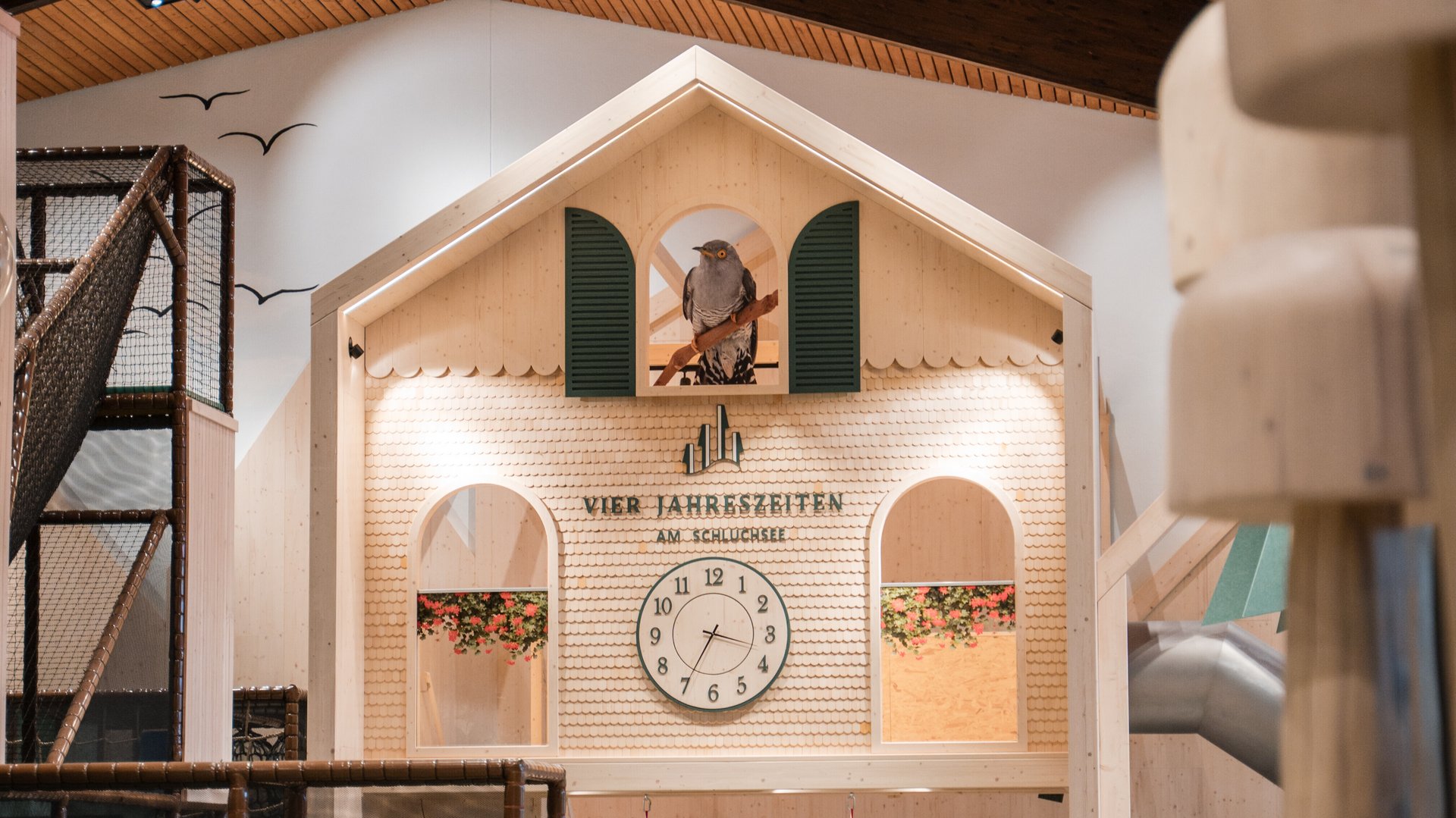 Blick in den Abenteuerbereich der Spielhalle mit Brücken und Klettergerüsten im Hotel Vier Jahreszeiten im Schwarzwald.