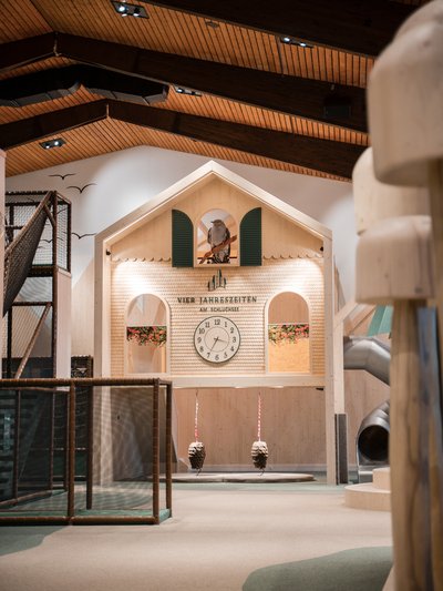 Blick in den Abenteuerbereich der Spielhalle mit Brücken und Klettergerüsten im Hotel Vier Jahreszeiten im Schwarzwald.