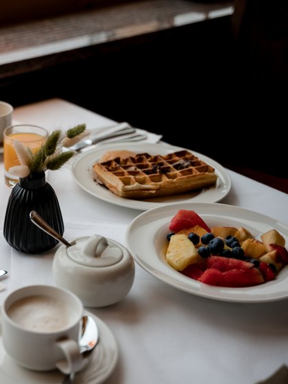 Tisch mit Frühstücksauswahl