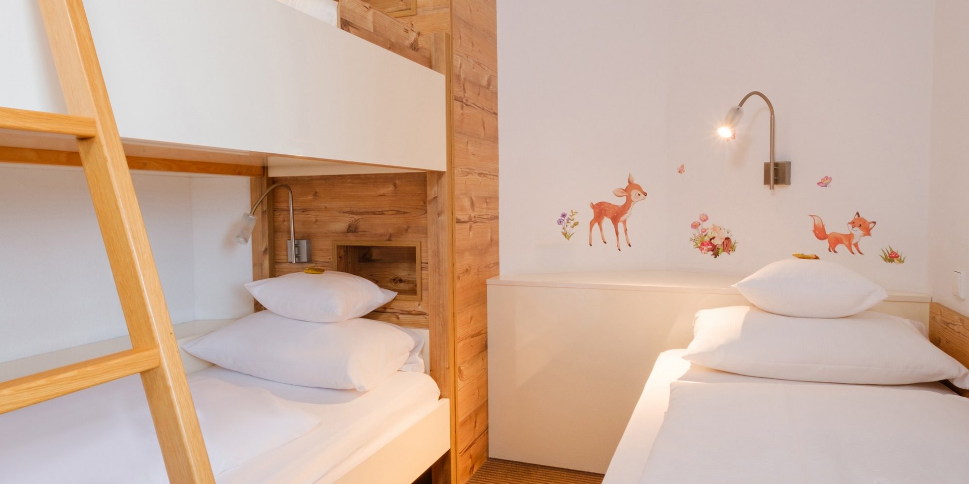 Separates Kinderzimmer mit Etagenbett für Familienurlaub im Schwarzwald.
