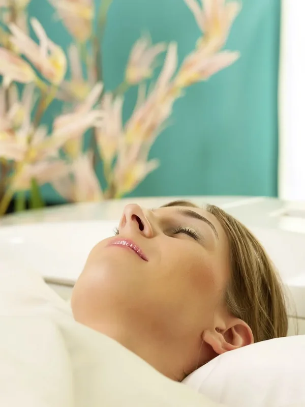 Frau in der Softpackliege