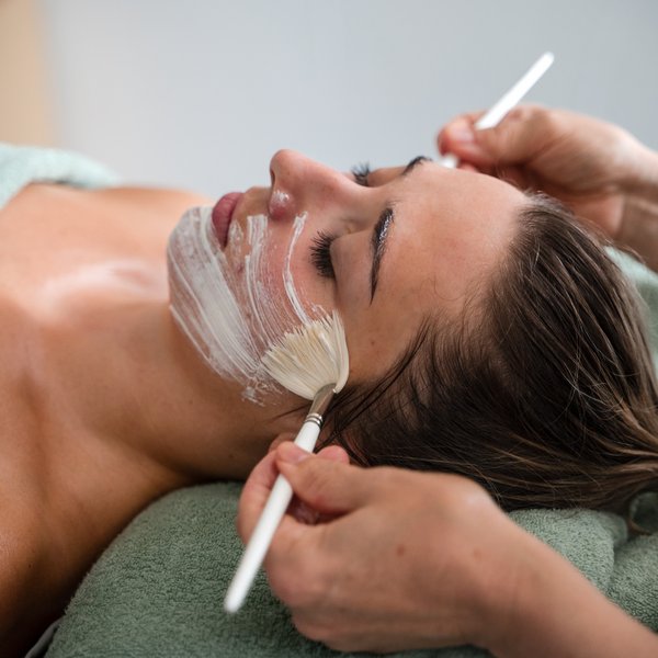 Präzises Auftragen einer pflegenden Gesichtsmaske mit einem Pinsel im Hotel Vier Jahreszeiten am Schluchsee.