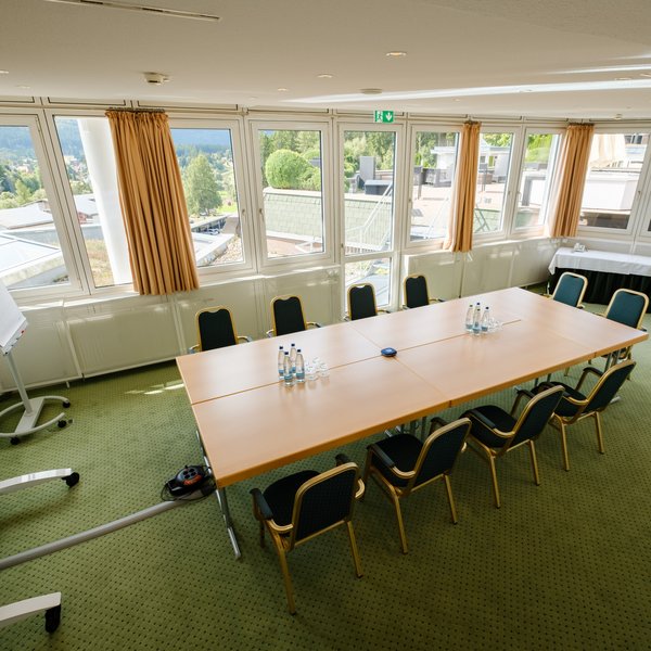 Hell gestalteter Konferenzraum Feldsee mit Teppichboden und professioneller Seminar-Atmosphäre im Hotel Vier Jahreszeiten.